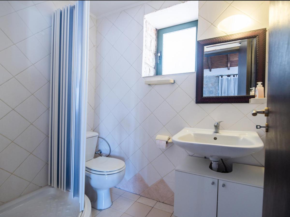 Selana Studios Néon Oítilon Extérieur photo